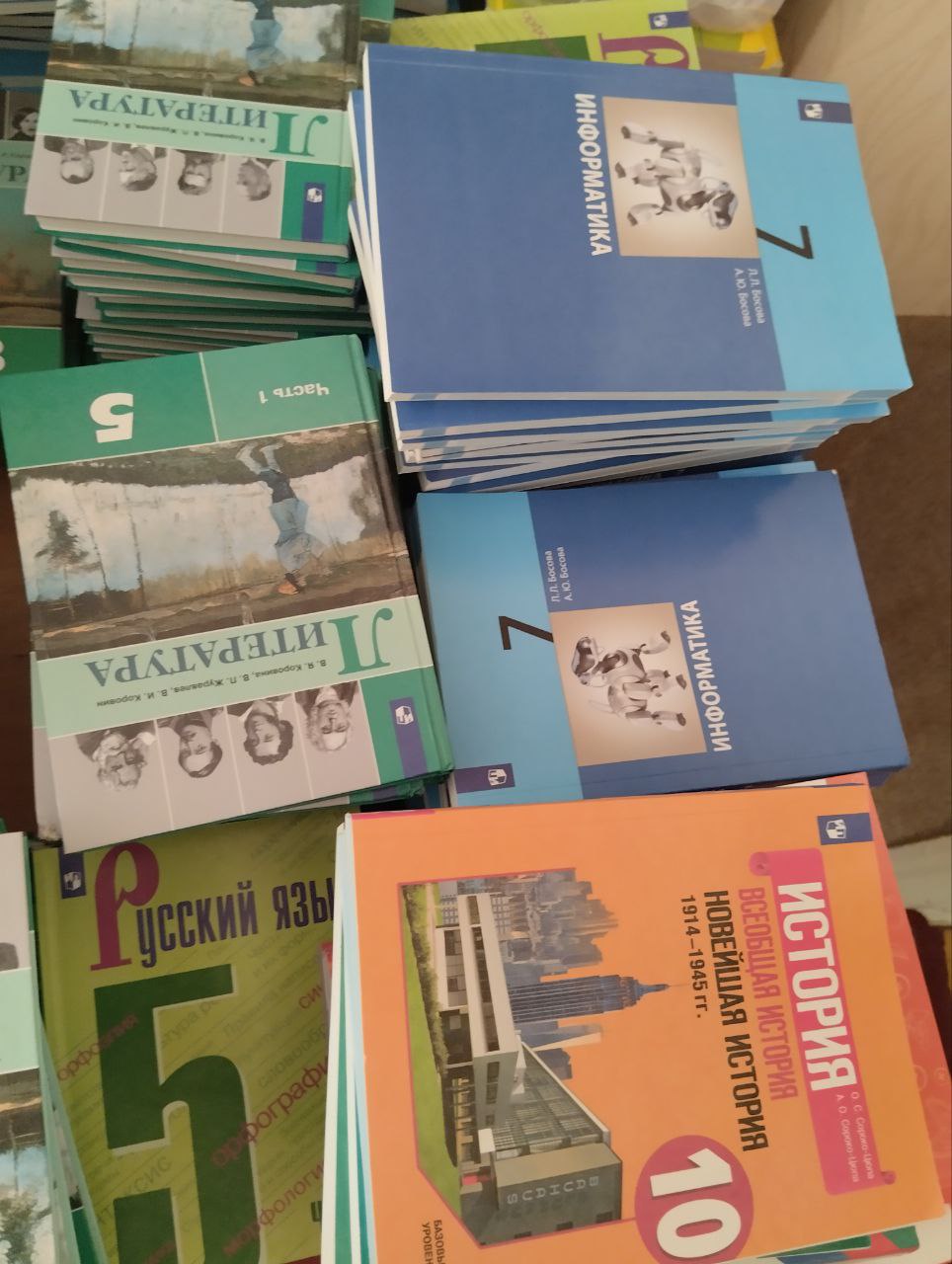 Обеспечение учебниками учащихся средних и старших классов.